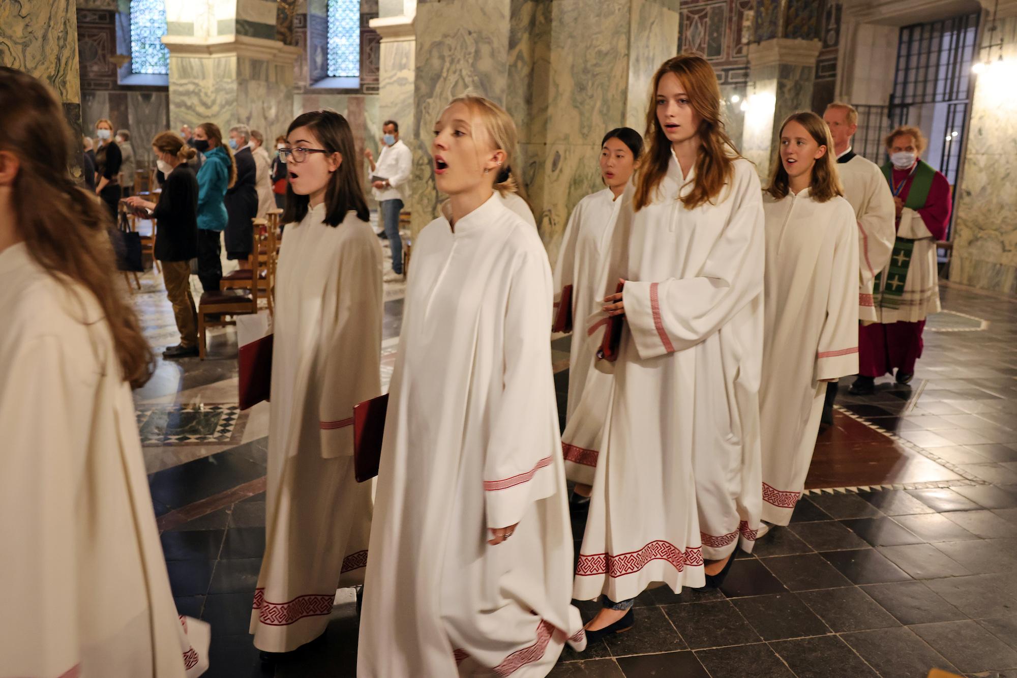 Die Vesper am letzten Sonntag im Monat gestaltet der Mädchenchor am Aachener Dom. Singend zieht  er hier in die Bischofskirche ein, gefolgt von Domkantor Marco Fühner und Domkapitular Klaus Esser.