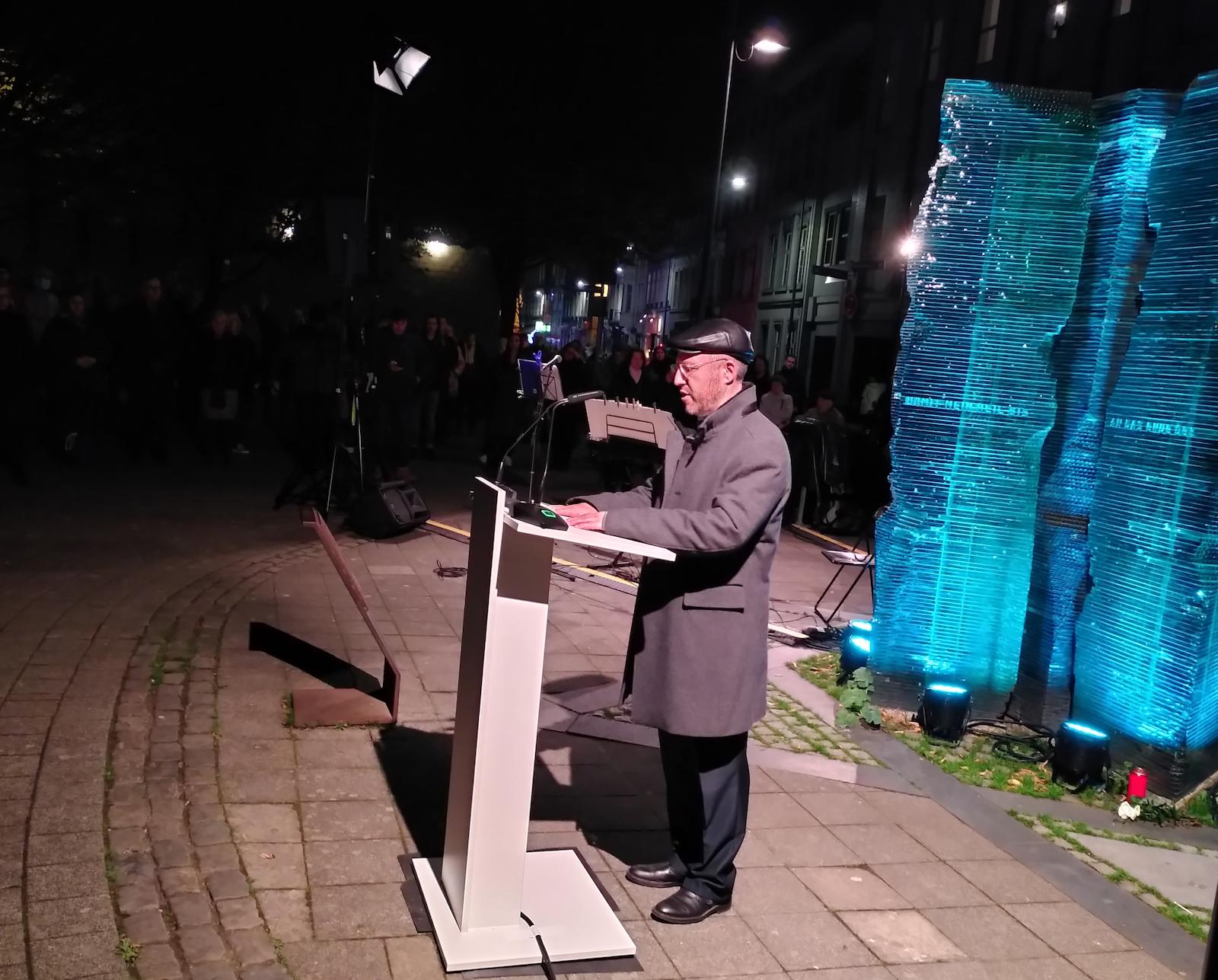 Gedenkfeier zur Pogromnacht am 9. November vor der Aachener Synagoge. Der Rabbiner der Aachener Gemeinde Michael Jedwabny spricht das Totengebet. Schülerinnen und Schüler des Einhardgymnasiums stellten zu den Ereignissen aktuelle Bezüge her.