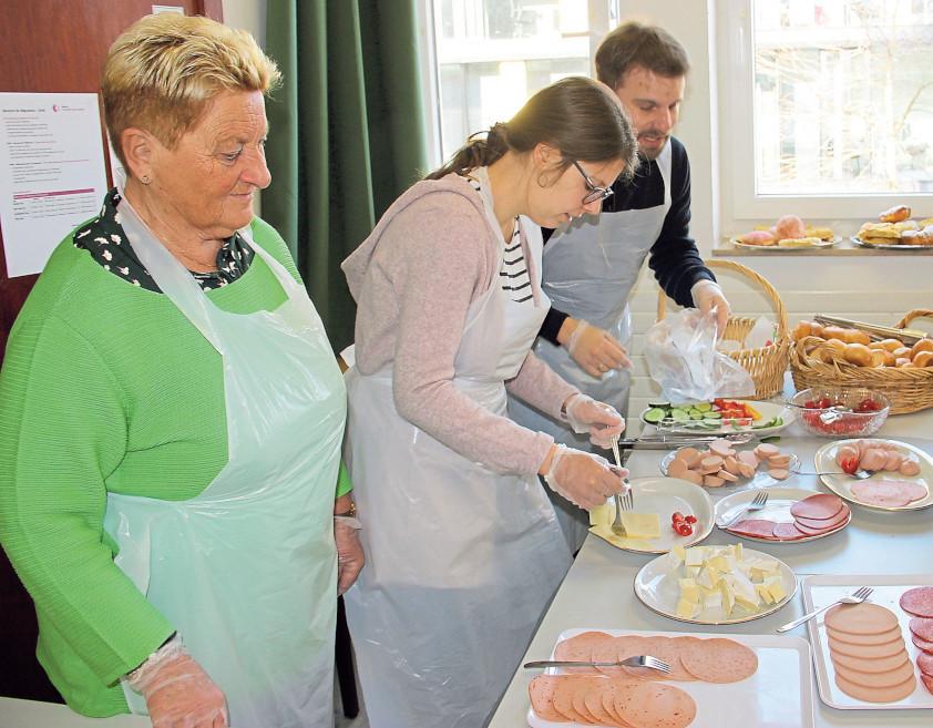 Die Ehrenamtlichen sorgen, unterstützt von Aachener Firmen, für einen reich gedeckten Frühstückstisch.