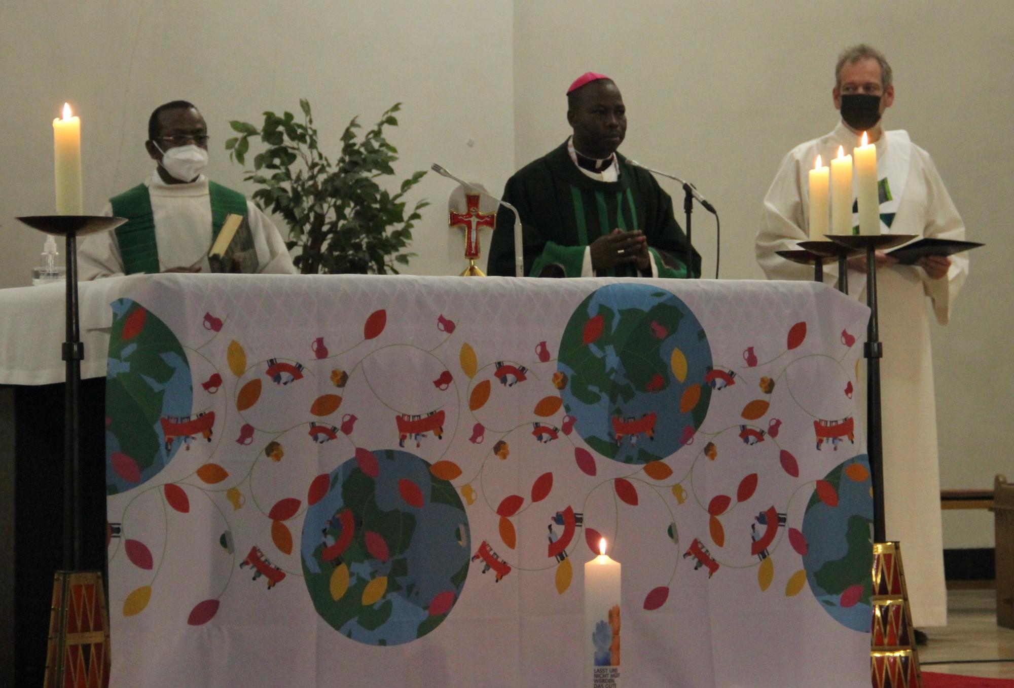 Zum Abschluss feiert Bischof Stephen (M.) mit Pater Camillus (l.), Diakon Markus Offner und der afrikanischen Gemeinde Gottesdienst.