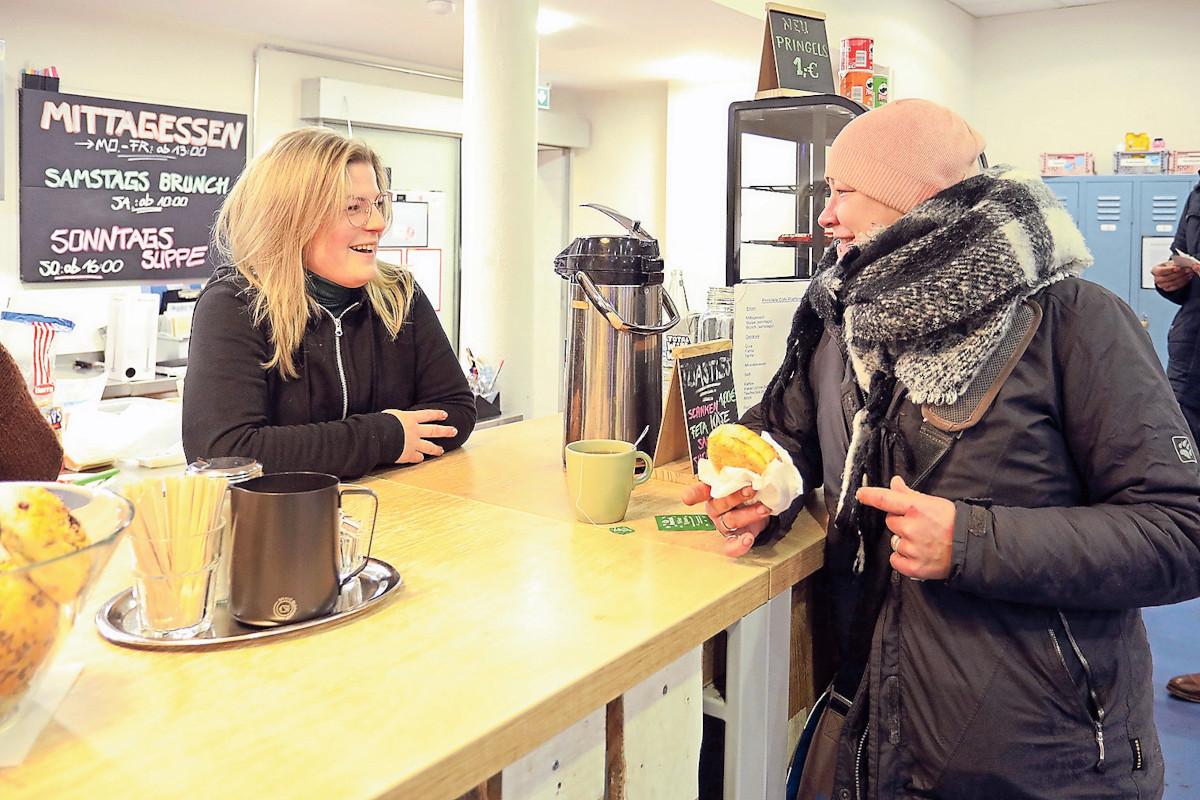 Ein Becher Kaffee, ein belegtes Brötchen, ein freundliches Wort und Unterstützung: Für Menschen in Notsituationen ist das Café ein sicherer Ort.