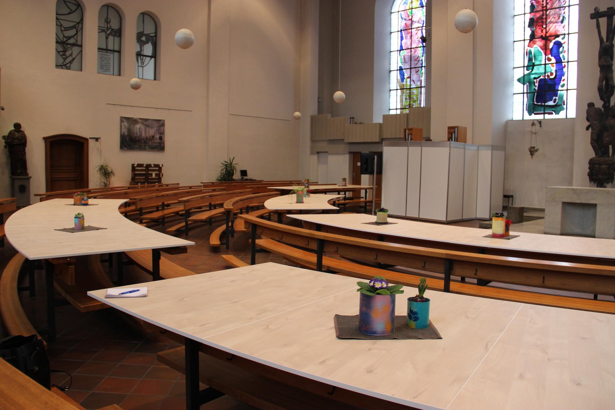 Die Tische sollen vorerst bleiben  fürs Gemeinde-Café oder als Pilgeranlaufstelle bei der Heiligtumsfahrt.