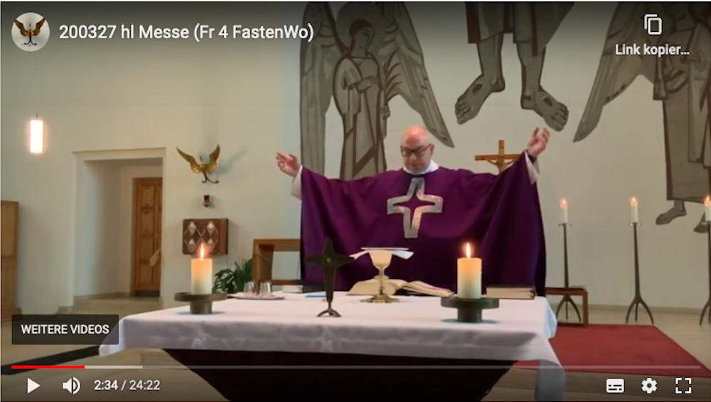 Pfarrer Michael Datené zeichnet seine Gottesdienste auf und streamt sie über YouTube und die Internetseite der Pfarrei.