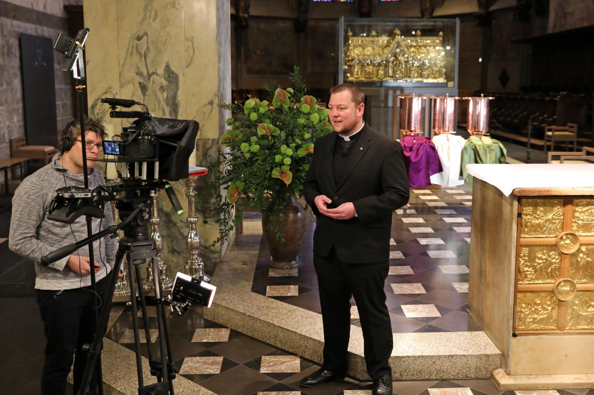 Geistliche Impulse gehen auch in diesem Jahr vom Aachener Dom aus. Vier Geistliche, unter ihnen Domvikar Thomas Schlütter, sprechen kurze Videos ein.