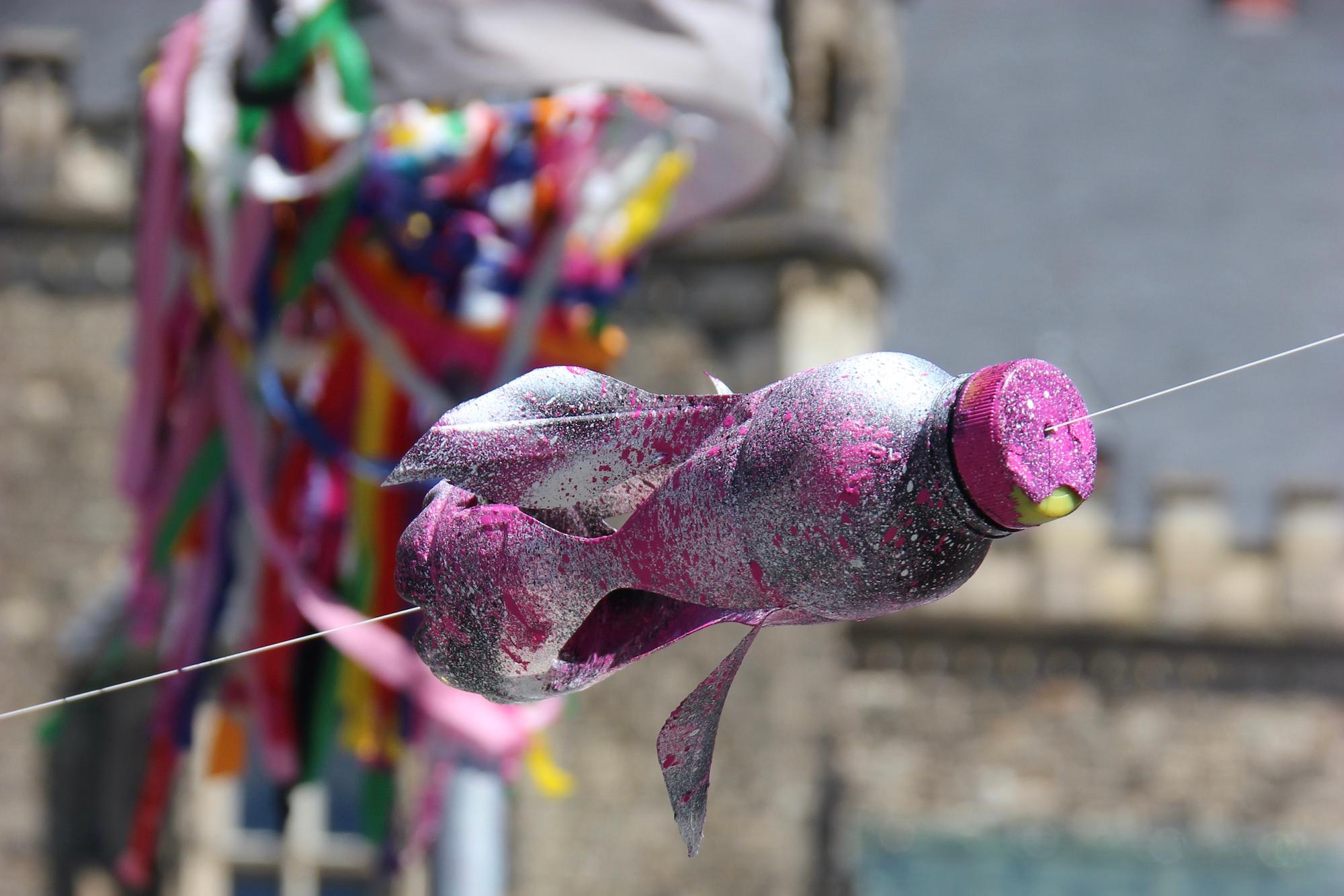 Die „Fliegenden-Flaschen-Fische“ sind aus einer Idee der Kinder und  Jugendlichen entstanden. Bei Wind sausen sie die Schnur hinauf.