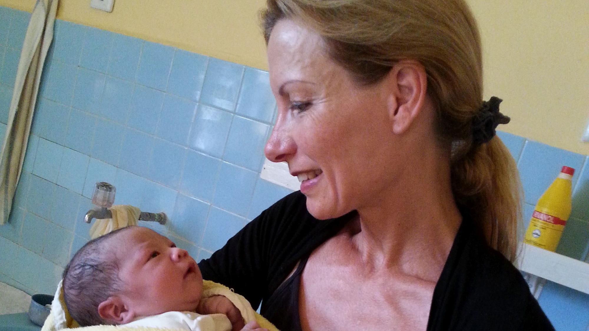 Ein besonderer Moment für Peri Wolff, sie darf eines der Neugeborenen im Arm halten.