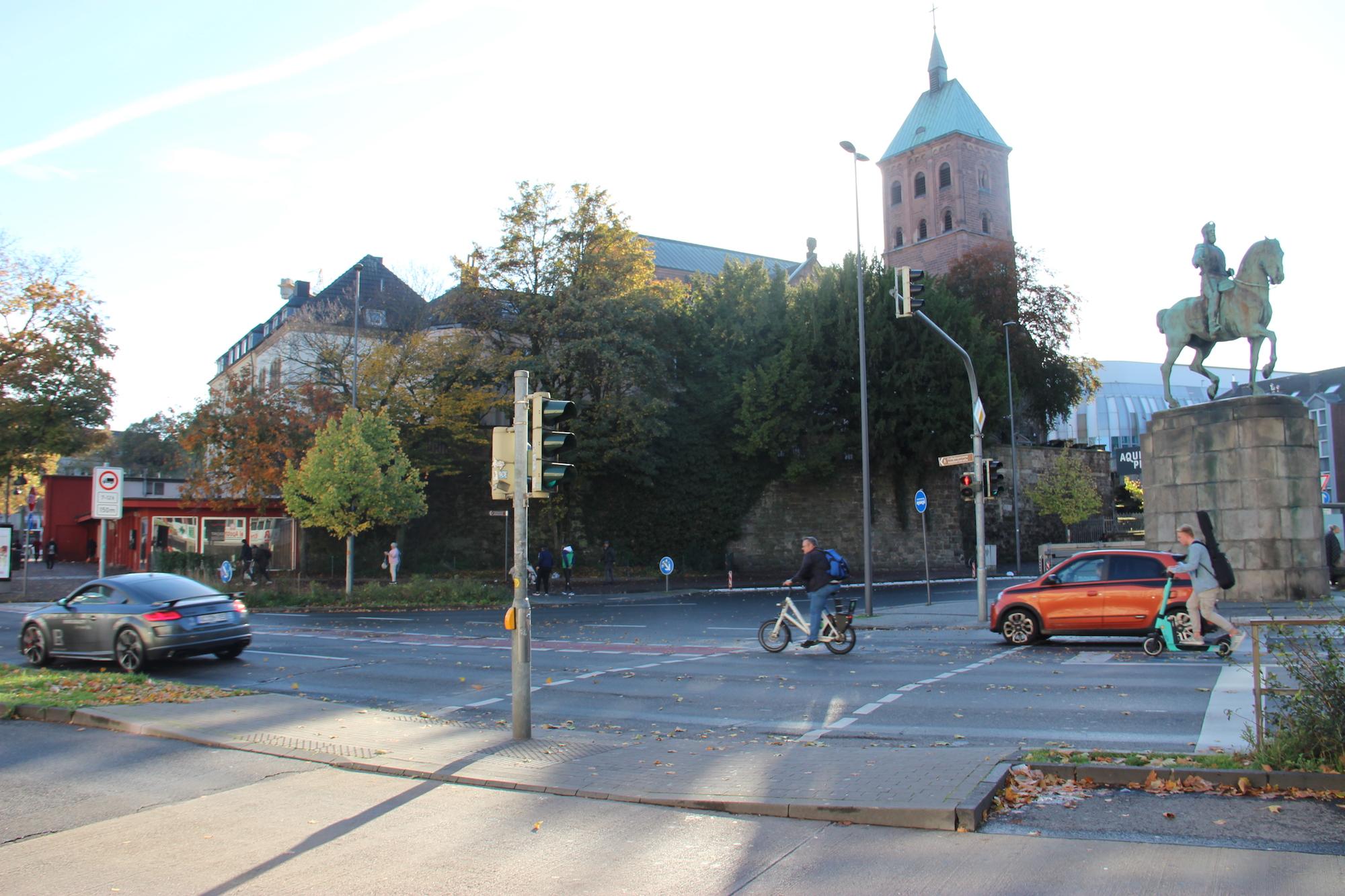 Der Kaiserplatz mit St. Adalbert im Hintergrund ist noch immer auch ein sozialer Brennpunkt.