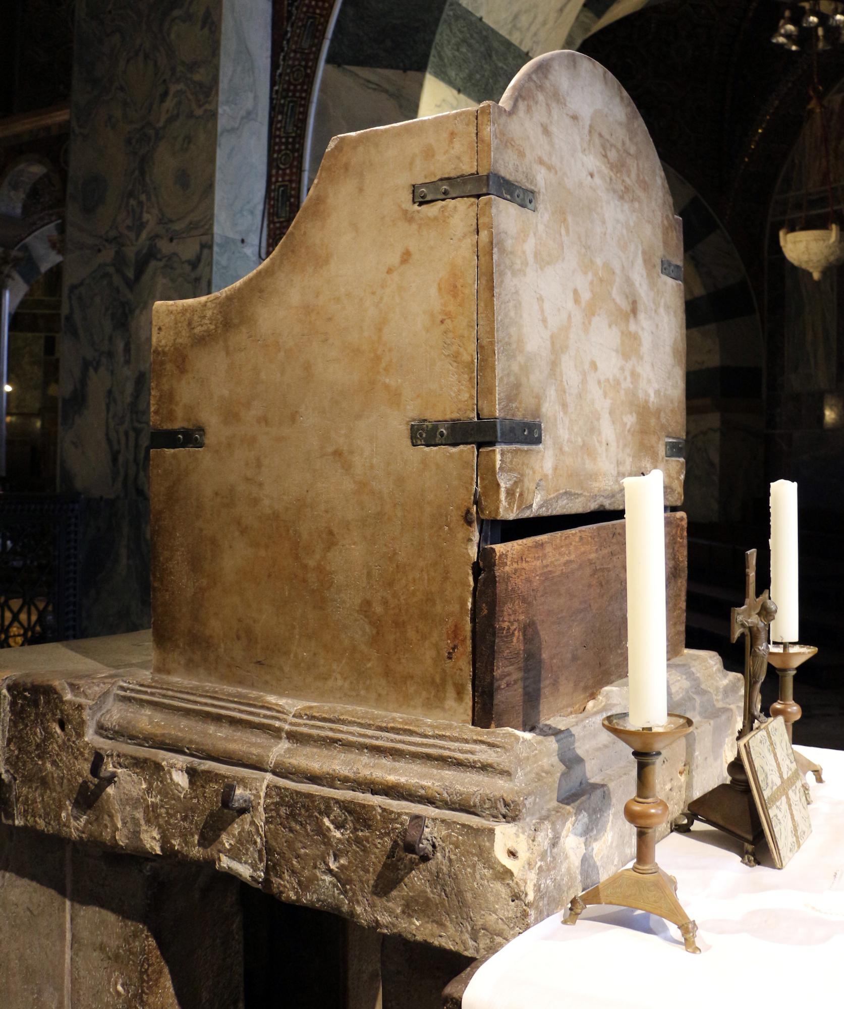 Sollte ein Königsthron nicht etwas mehr Prunk zeigen? Stattdessen zeichnen das Objekt im Aachener Dom grob zugehauener Marmor, schlecht verarbeitete Klammern und schlichte Hölzer aus.