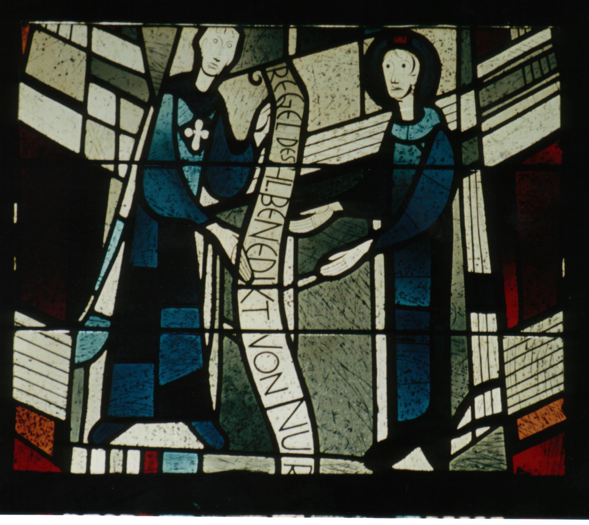 Glasfensterzyklus in der Abteikirche: Dargestellt ist hier die Übernahme der Ordensregeln durch Benedikt von Aniane.