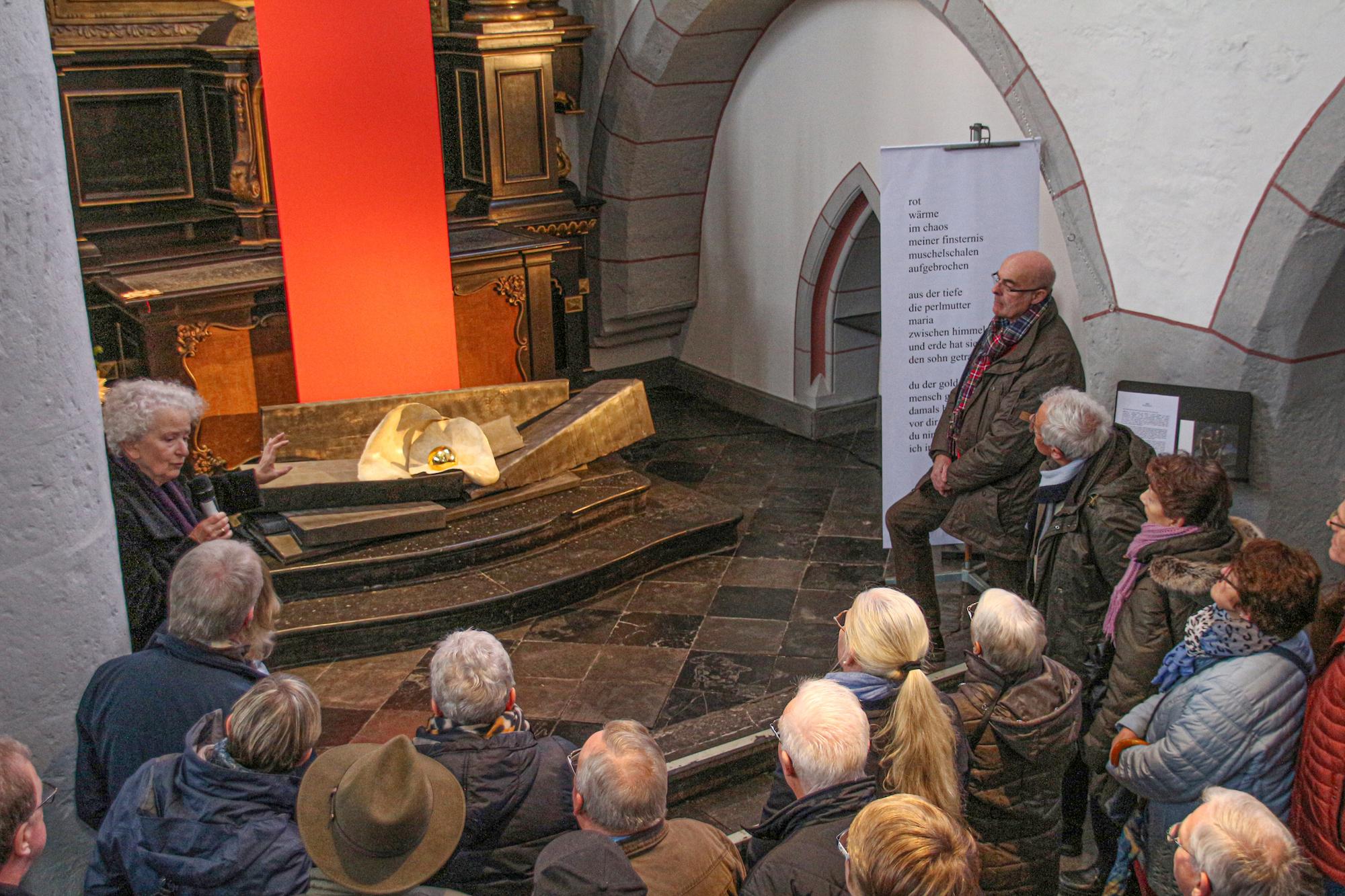 Vom goldenen Kern: Christiane Eichler-Magdsick (l.) erläutert ihre Installation in der Aachener Citykirche zum Weltkrippenkongress im Januar 2020.