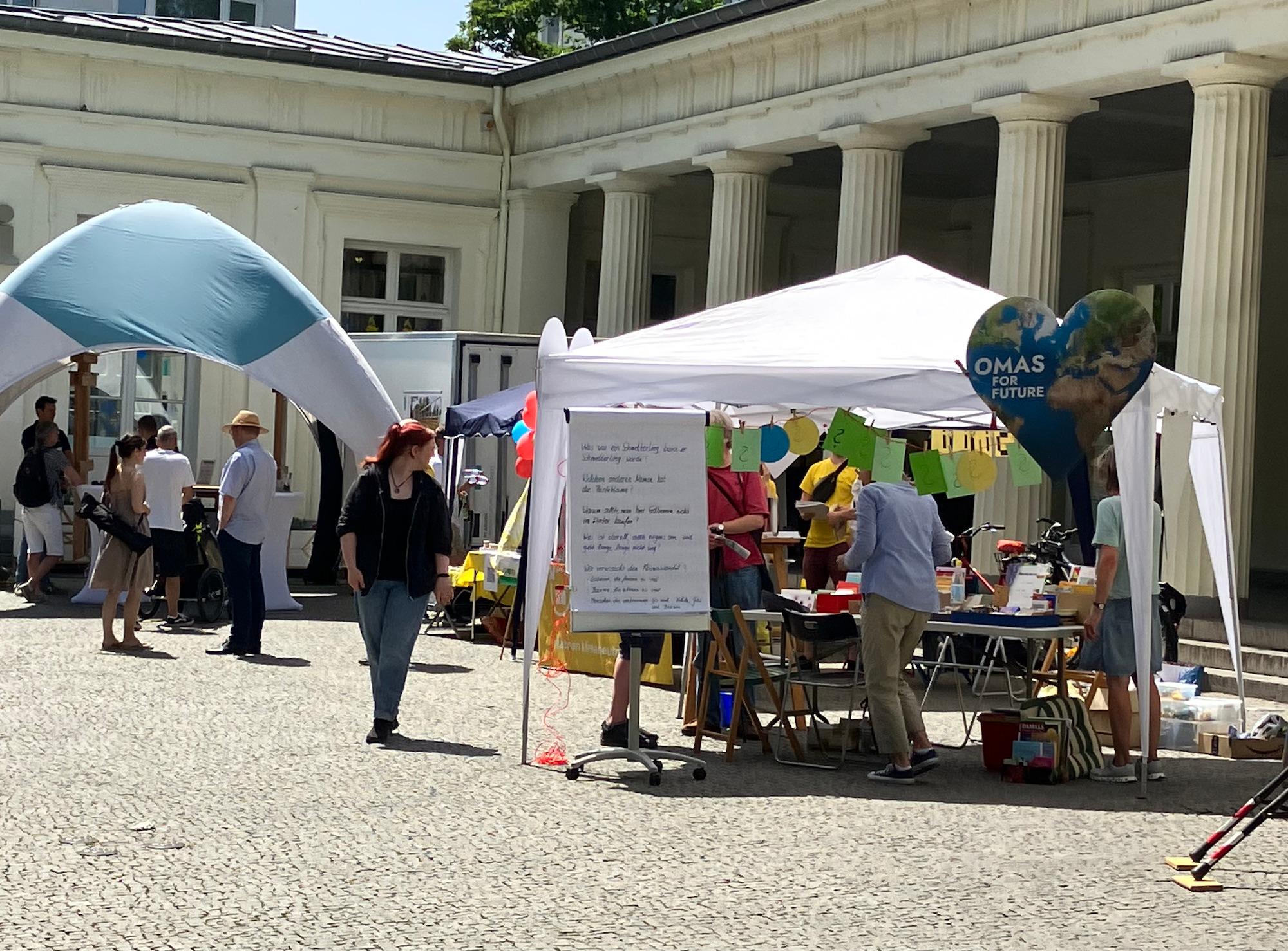 Beim ersten Tag der Nachhaltigkeit in  Aachen präsentierten sich im Juni rund um den Elisenbrunnen Initiativen und Projekte aus der Städteregion, die sich für Nachhaltigkeit und Klimaschutz einsetzen.