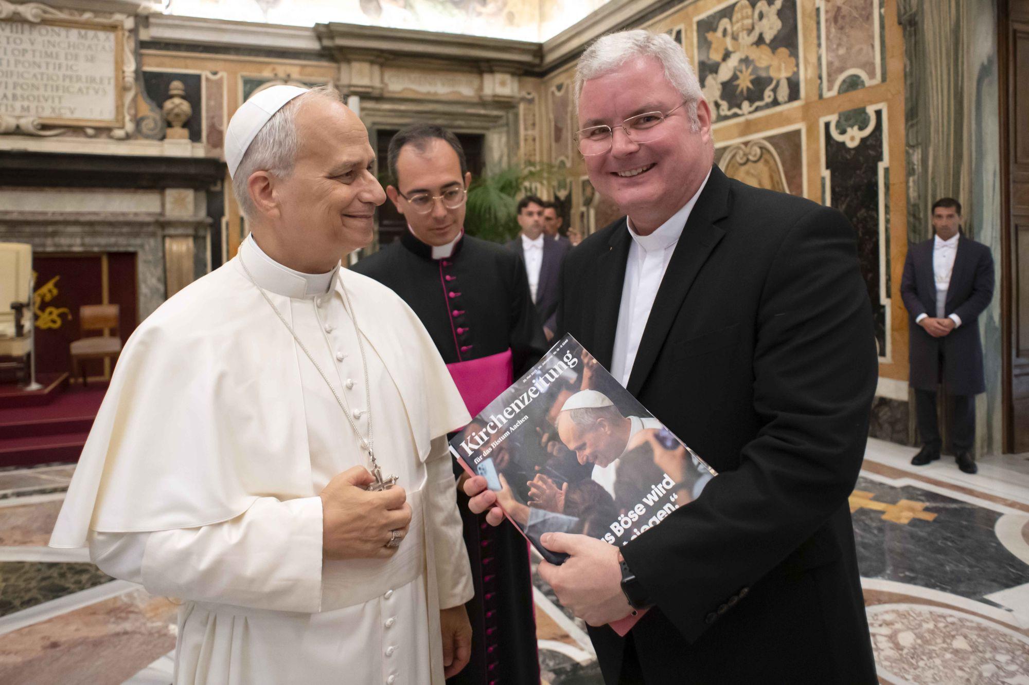 Strahlen um die Wette: Papst Leo XIV. und Generalvikar Jan Nienkerke.  Er brachte dem Heiligen Vater natürlich auch Exemplare der  Kirchenzeitung für das  Bistum Aachen mit.