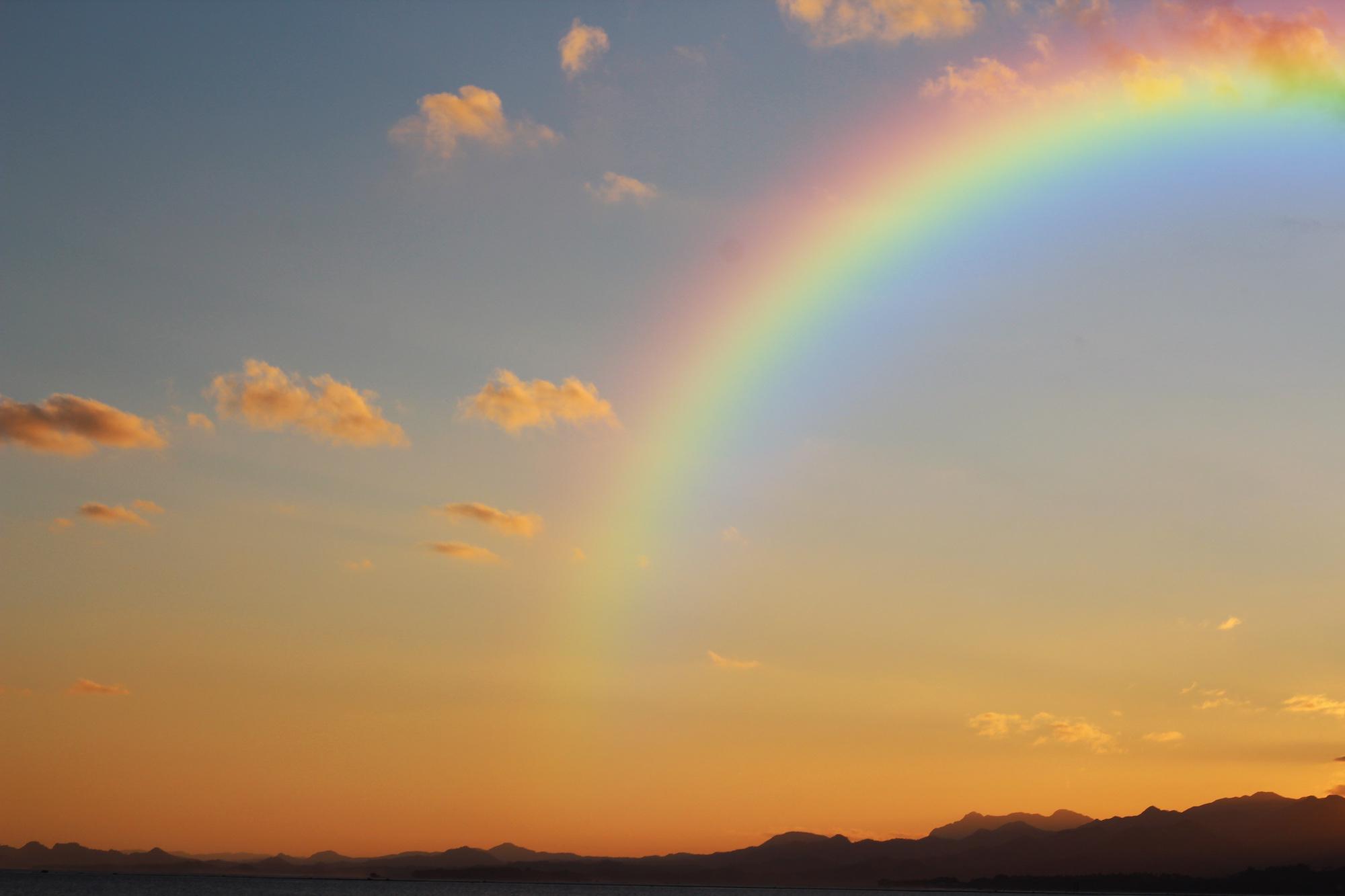 Der Regenbogen steht in der Bibel für den Bund Gottes mit Noach und seinen Nachkommen.