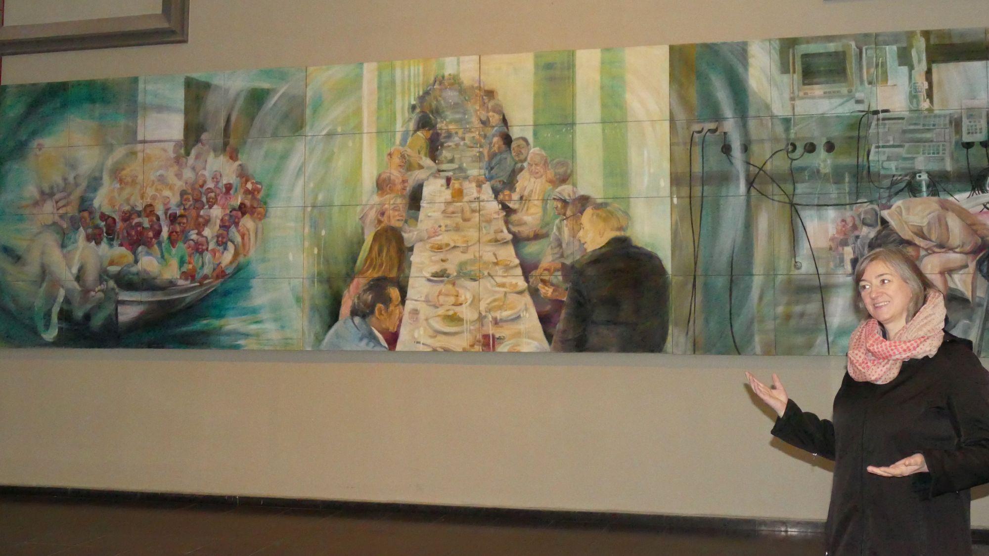 Rita Lausberg vor ihrem Gemälde, in dem sie im Mittelteil „Heilige der Gegenwart“ porträtiert hat.