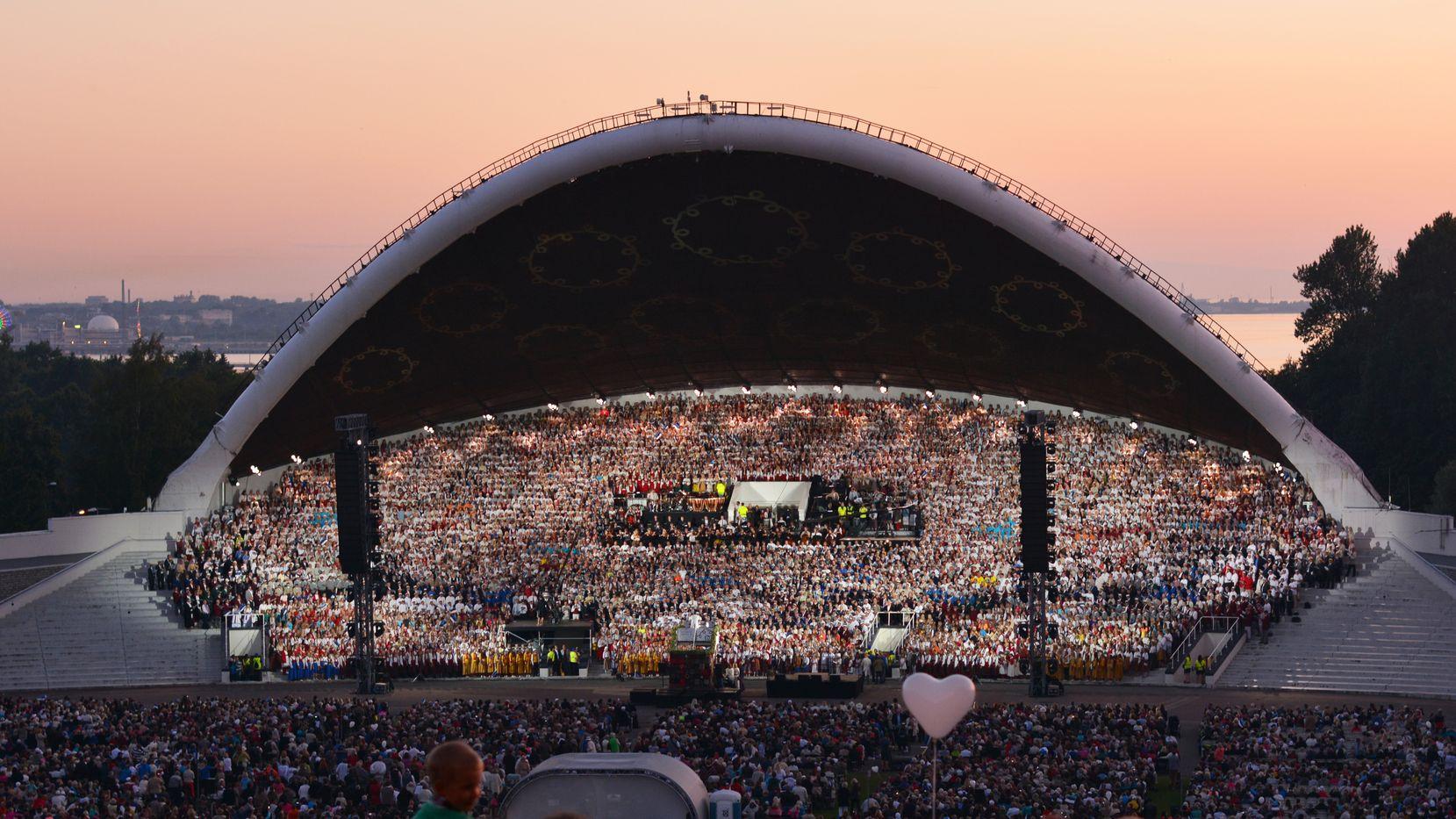 Unter der muschelförmigen Kuppel der Bühne versammeln sich 28000 Sängerinnen und Sänger.