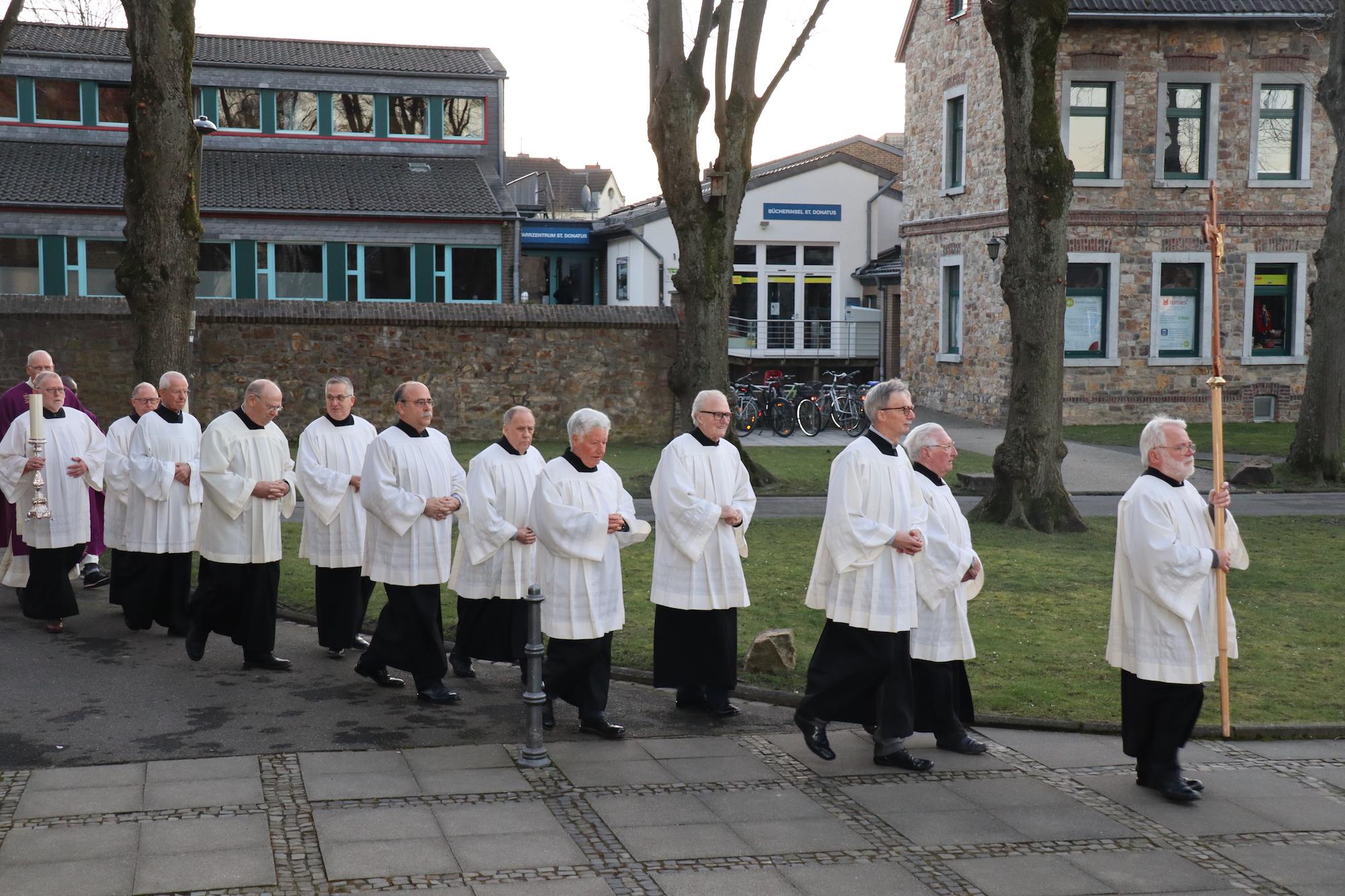 Die Seniorenmessdiener aus St. Donatus beim feierlichen Einzug in die Kirche zur Feier ihres  21-jährigen Bestehens.