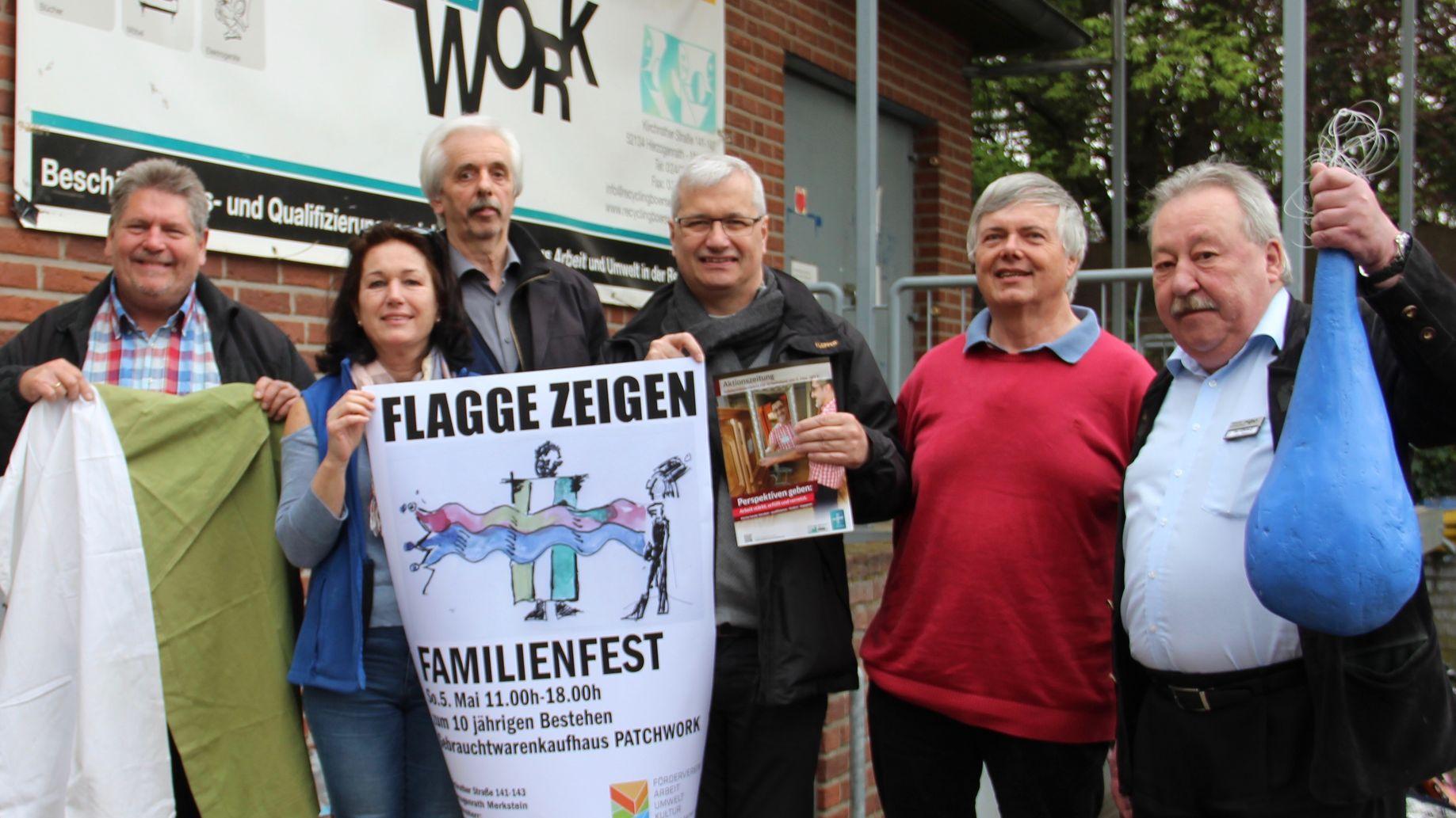 Gemeinsam mit Schirmherr Regionalvikar Hannokarl Weishaupt (Mitte) Flagge zeigen.