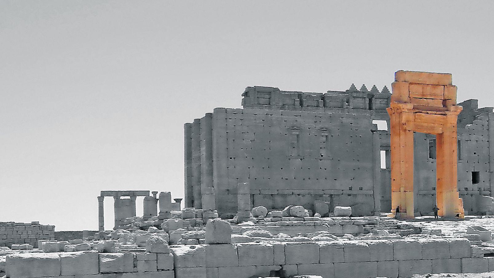 Dieses Bild zeigt, wie der Eingangsbereich des Baal-Tempels vor der Zerstörung aussah. Einzig die Säulen blieben stehen.