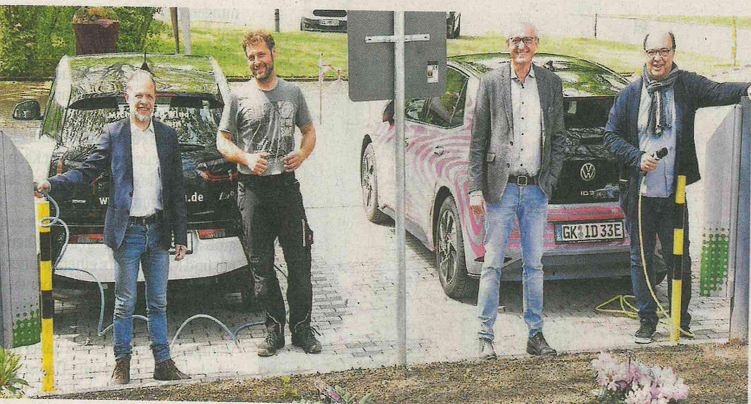 Stecker statt Zapfpistole: Rainer Rißmayer und Dr. Manfred Körber (v.r., beide Neii-Breuning-Haus) sowie Martin Holt-grewe und Rene Pätzold (v.l.) auf dem Parkplatz des Neii-Breuning-Hauses.