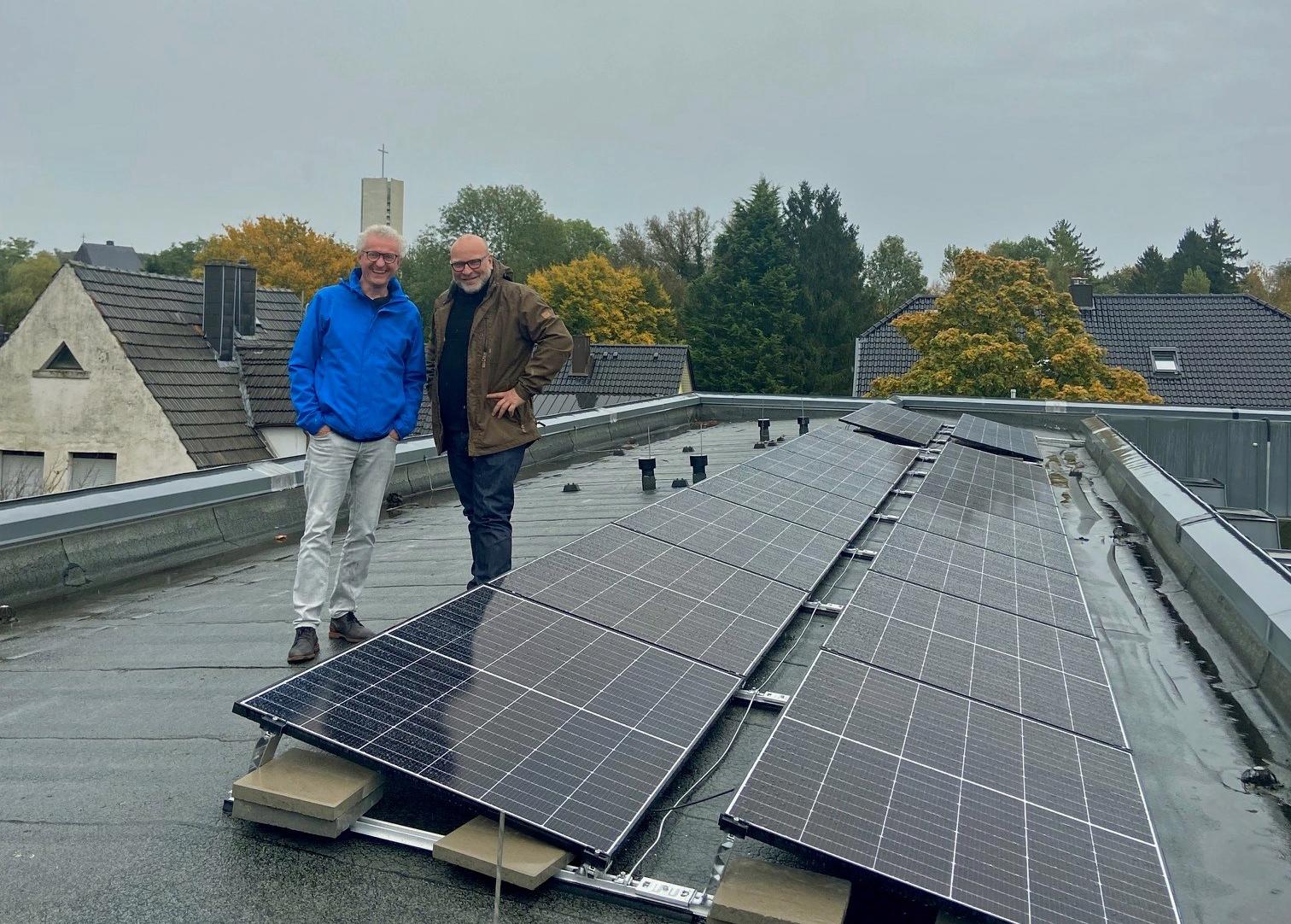 Manfred Körber und Oliver Bühl auf dem Dach mit den Solarpanelen